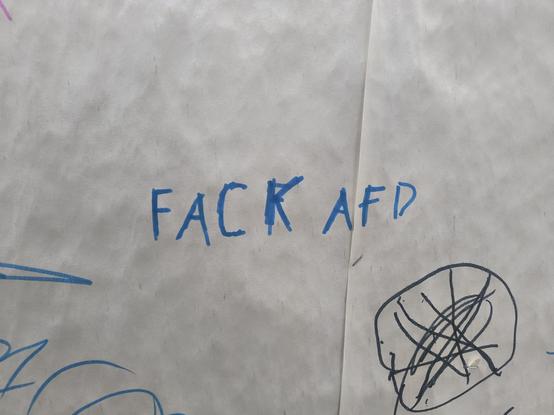 ""Fack AFD" in krakeliger Kinderschrift