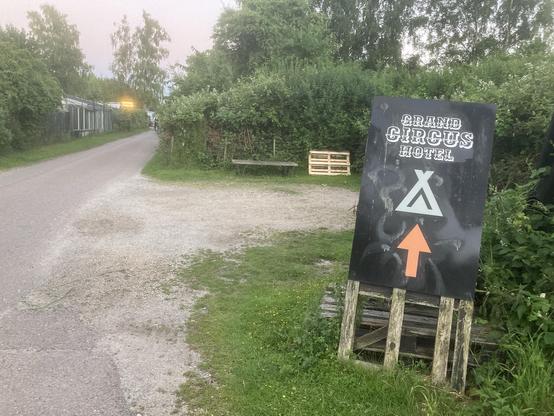 skylt som visar vägen till nämnda tält (och de karavanvagnar som agerade hotellrum)
coolt ställe!