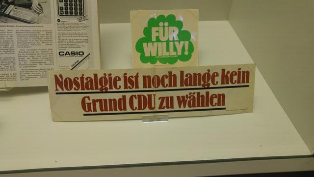 Aufkleber. Auf dem einen steht "für Willy!" Und auf dem anderen "Nostalgie ist noch lange kein Grund CDU zu wählen".
