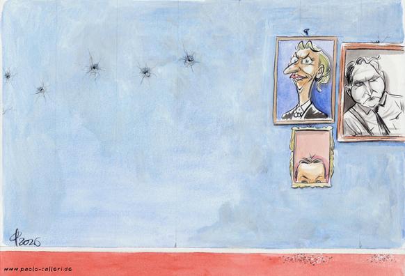 Karikatur "Neuausrichtung" aus dem Jahr 2026. Blick auf eine blaue Wand in einem Flur. Man sieht drei Bilderrahmen, die dicht am rechten Bildrand platziert sind. Vom linken Bildrand zur Mitte hin, sieht man rissige Löcher in der Wand. In den Bilderrahmen am rechten Bildrand sieht man die Porträts von Weidel und Höcke. Sie blicken in unere Richtung. Im dritten, kleineren Bildrahmen ist nur die Stirn mit einem Mittelscheitel sichtbar.