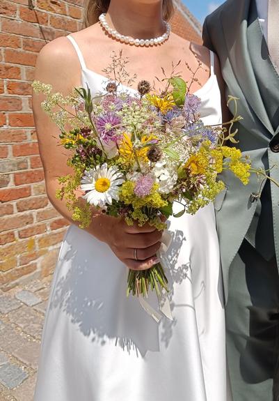 Brudebuket med blomster fra naturen og haven