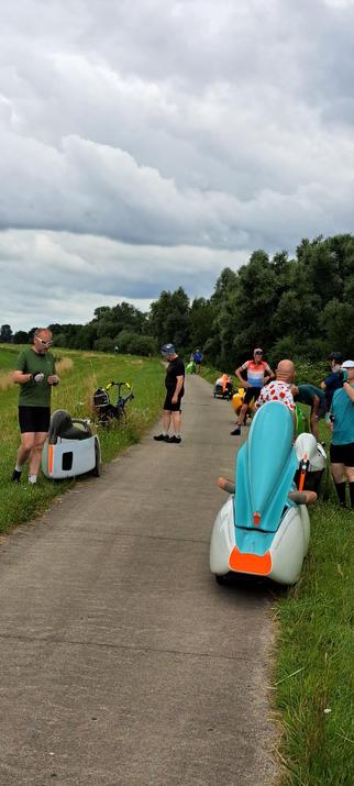 Korte stop op de dijk. Velomobielen, ligfiwtsen en hun berijders.