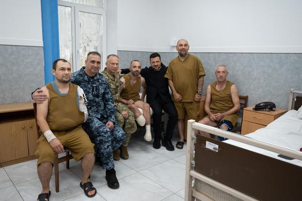 President Volodymyr Zelenskyy meets with wounded Ukrainian defenders and presents state awards at a medical facility in Odesa. Source: Official Ukrainian Presidential Press Service.