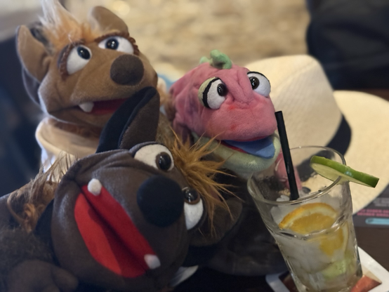 Tamika, Gaston und Minchen mit Cocktail