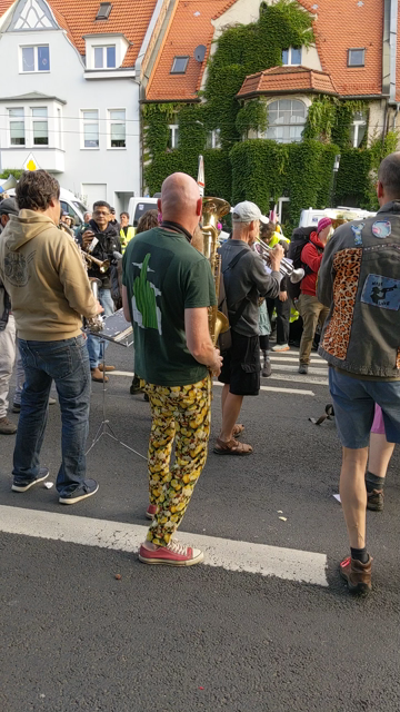 eine Band im Demozug spielt ein Stück