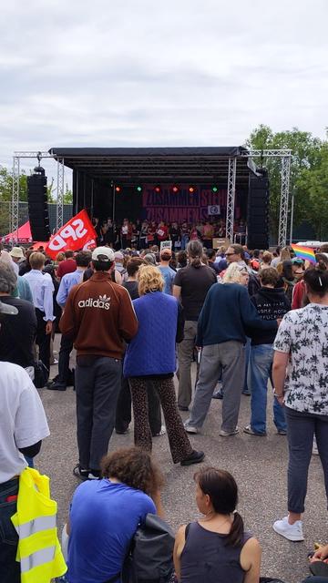 im Bild die Hauptbühne der Demo-Aktion