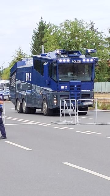 Wasserwerfer der Polizei