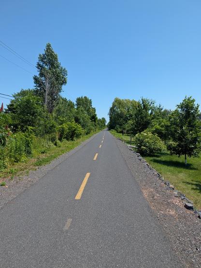 Rte Vert 1 on the way here
A nice separated bike path through trees and parkland.