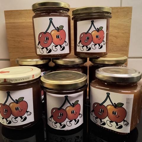 Mehrere Gläser Apfel-Kirsch Marmelade