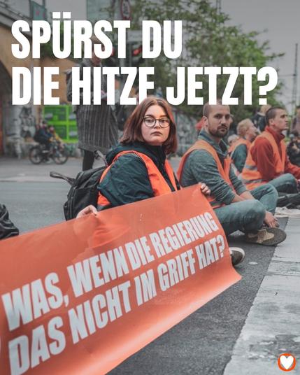 Spürst du die Hitze jetzt?

Menschen sitzen mit einem Banner auf der Straße. Auf dem Banner steht „Wass, wenn die Regierung das nicht im Griff hat?“