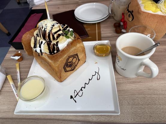 This honey toast is made with bread and stuffed with ice cream
