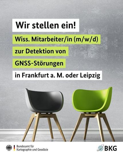 Stellenausschreibung "Wir stellen ein!": Wiss. Mitarbeiter/in (m/w/d) zur Detektion von GNSS‑Störungen in Frankfurt a. M. oder Leipzig; zwei moderne Stühle (grau und grün) vor einer grauen Wand, BKG-Logo unten rechts.