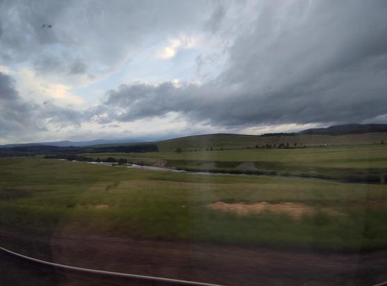 Foto: karge Landschaft aus Zug gesehen