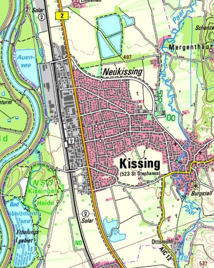Topografische Karte der Gemeinde Kissing in Bayern. Dargestellt sind die Ortsteile Kissing und Neukissing, der Fluss Paar, der Auensee, das Naturschutzgebiet Kissinger Heide sowie Straßen, Bahnlinie, Gewässer und umliegende Felder.