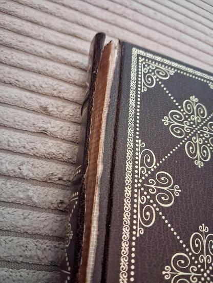 La tranche décollée d'un bouquin