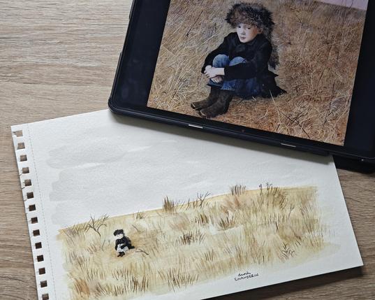 Das Foto zeigt einen Holztisch, auf dem ein Tablet mit der Vorlage ('Faraway', Andrew Wyeth's painting of his six-year-old son Jamie, 1952, dry brush on paper) liegt und das mit Bleistift vorgezeichnete und mit Aquarell gemalte Portrait.

Das gemalte Bild zeigt einen Jungen wie in der Vorlage, der in einem Feld mit beigen Gräsern sitzt, seine Beine dabei angezogen und die Hände vor den Schienbeinen gekreuzt hat. Er trägt eine Fellmütze, eine dunkle Jacke und Jeans. Im Gegensatz zur Vorlage ist der Junge allerdings nur klein auf dem Bild zu sehen und dafür viel mehr vom Feld mit den beigen Gräsern und dem hellgrauen Himmel.