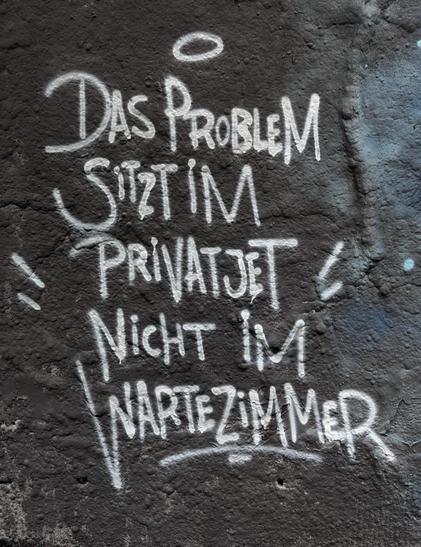 Graffiti 

Text:
Das Problem sitzt im Privatjet und nicht im Wartezimmer.