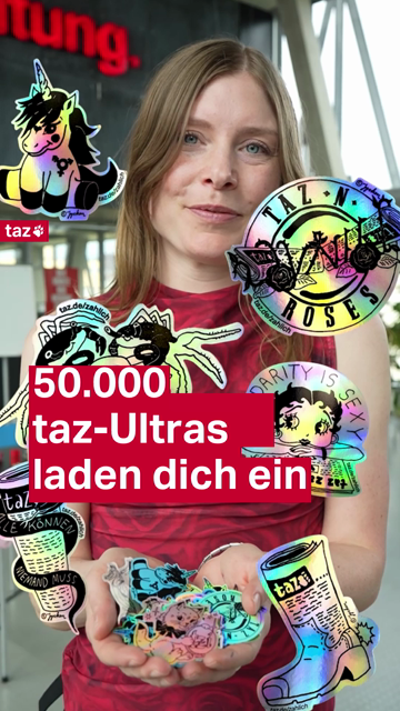 50.000 taz-Ultras laden dich ein! 

Sprecherin: 50.000 Leute zahlen freiwillig, damit andere so viel taz lesen können wie sie wollen.
Julia Molin: Das führt dazu,  dass auch Menschen mit wenig Geld, zum Beispiel in der Ausbildung oder mit einer kleinen Rente, auch die taz lesen können.
Sprecherin: Die taz zahl ich-Community ist heute 50.000 Menschen stark. Du kannst gerade nicht zahlen? Bei uns bist du trotzdem eingeladen. Danke an euch alle! Jetzt gibt's auch noch was für euch. Diese Sticker hier, gezeichnet von unserer Kollegin "Jycken" könnt ihr jetzt gewinnen.
Julia Molin: Und du bekommst ganz viele, damit du sie auch solidarisch teilen kannst.