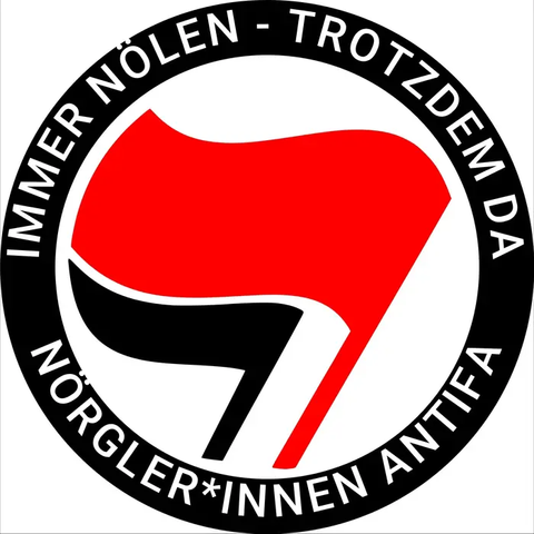Antifa-Flaggen im Kreis-Logo:

Beschriftung: 

Immer Nölen - Trotzdem da
Nörgler*innen Antifa