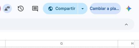 La parte de arriba a la derecha del Google Sheets este de mierda, ahora ya no te dice si estás logueado o no, ahora son todo iconitos de inútiles. Está el iconito del chat, el iconito del historial de modificaciones, el iconito de los comentarios, un botón gigante de compartir, un botón con sospechosamente poco padding que dice "Cambiar a pla..." y por último la estrella mágica del Rey Midas para que por favor alguien use gemini en una planilla de datos porque ¿qué podría salir mal?.