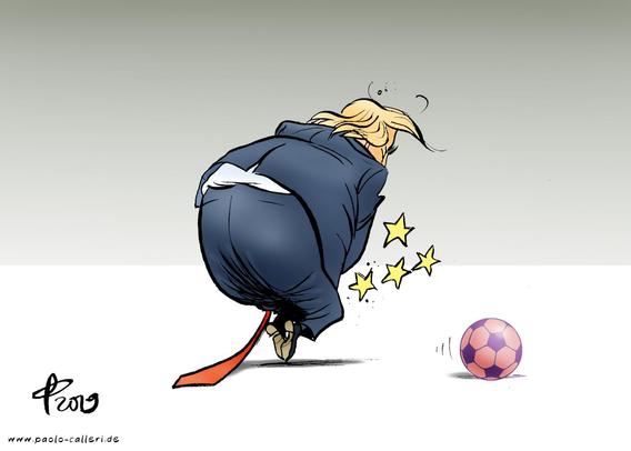 Karikatur "Rapinoe" aus dem Jahr 2019. Man sieht, wie sich ein Anzugträger mit blondem Haar und überlanger, roter Krawatte vor Schmerzen krümmt. Er presst ihre Beine zusammen, Sterne funkeln auf. Daneben liegt ein rosafarbener Fußball.