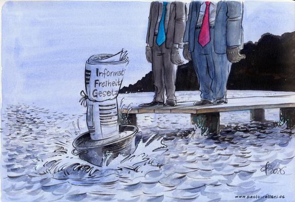 Karikatur "IFG-Reform" aus dem Jahr 2026. Zwei Anzugträger stehen am Ende eines Stegs, der in ein Gewässer führt. Ihre Köpfe sind nicht zu sehen, sie tragen farbige Krawatten. Die Krawatte der linekn Person ist türkisfarben, die der anderen in einem rötlichen Farbton. Vor den beiden plumpst eine Wanne ins Wasser. Die Wanne ist mit einem Material gefüllt, in das ein zusammengerolltes Schriftenbündel eingelassen ist. Die Schriftenrolle ist mit Informationsfreiheitsgesetz beschriftet.
