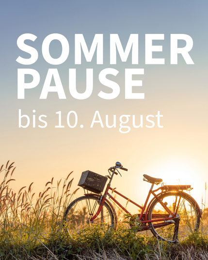 Bild mit Text „Sommerpause bis 10. August“ über einem roten Fahrrad im Sonnenuntergang auf einer wilden Wiese.
