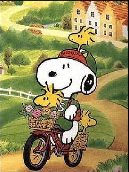 Snoopy auf Landtour mit dem Rad, mit Woodstock und seinen Freunden in den Fahrradkörben und um ihn herum.