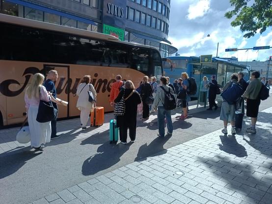 Einstieg in den SEV Reisebus in Helsinki
