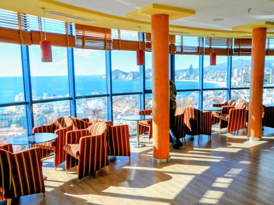 Vanuit de 22ste verdieping van 'n hotel een mooi uitzicht over Benidorm en de zee