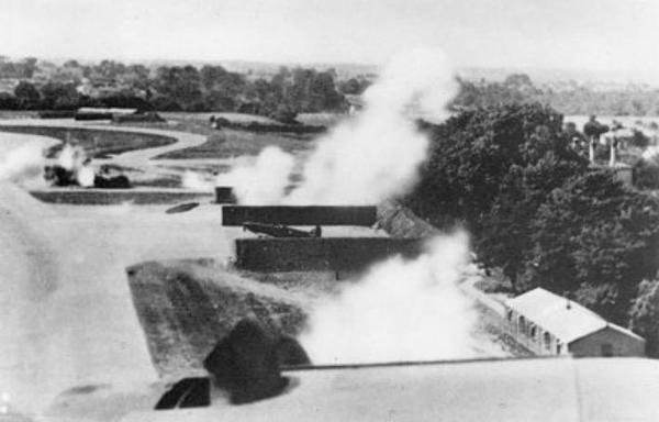 “RAF station under attack during Battle of Britain 1940.  Note the Supermarine Spitfire in the revetment.”

source https://en.wikipedia.org/wiki/File:RAF_station_under_attack_during_Battle_of_Britain_1940.jpg
