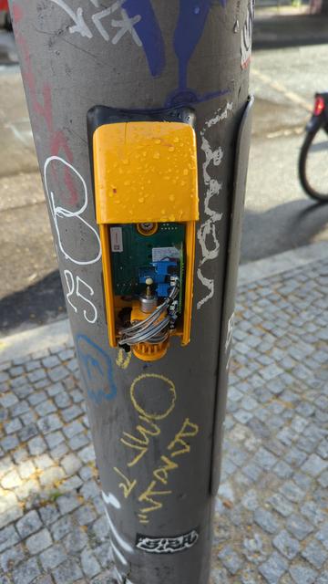 ein Ampelttaster, dessen elektrischer Inhalt frei Wind und Wetter ausgesetzt ist