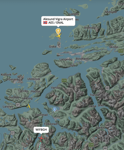 Kart som viser fly på veg nordover over Folkestad på veg mot Ålesund Vigra Airport.