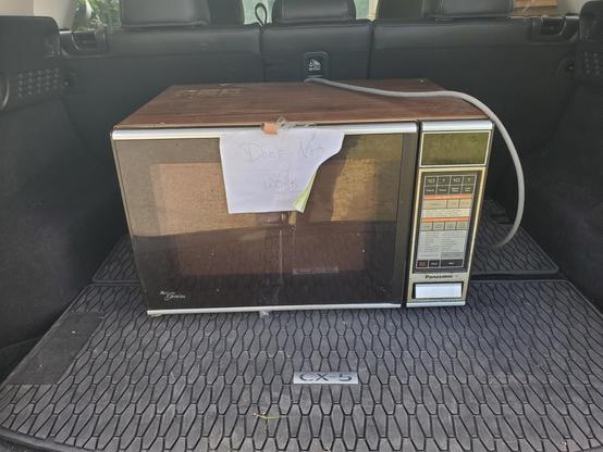A 1980s Panasonic Genius microwave oven.