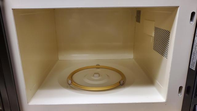 Inside of the Panasonic Genius NE-8060C microwave oven from 1984.
