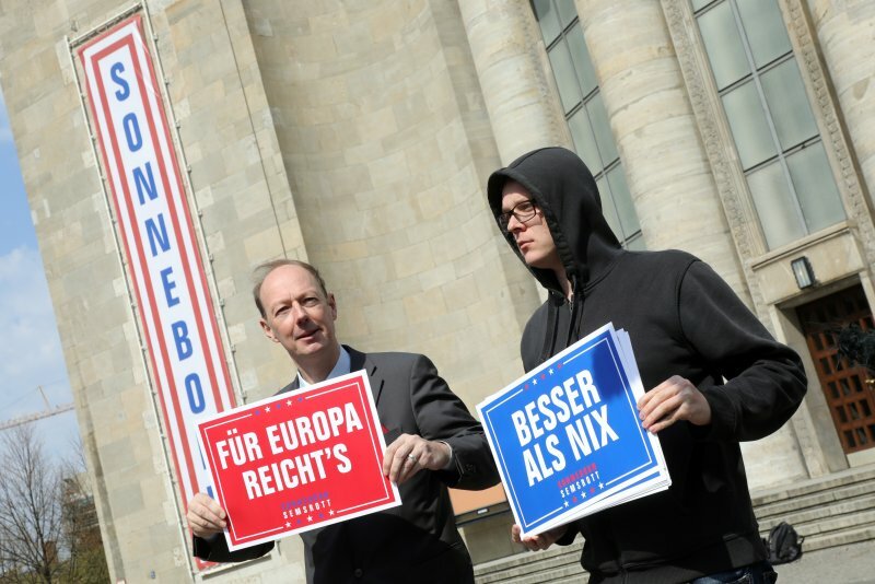 Martin Sonneborn und Nico Semsrott im EU-Wahlkampf. Mit einem Stimmenanteil von 2,4 Prozent zogen die beiden 2019 für Die PARTEI in das Europaparlament ein.