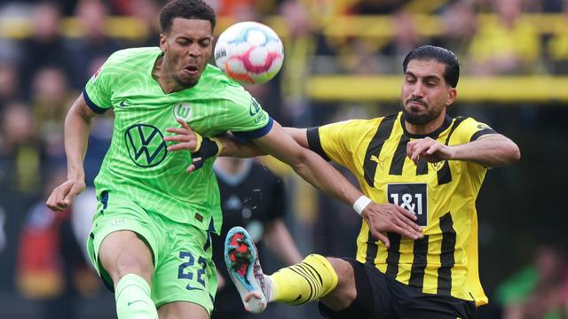 Felix Nmecha (l.) im Trikot des VfL Wolfsburgs gegen Emre Can von Borussia Dortmund Felix Nmecha (l.) im Trikot des VfL Wolfsburgs gegen Emre Can von Borussia Dortmund