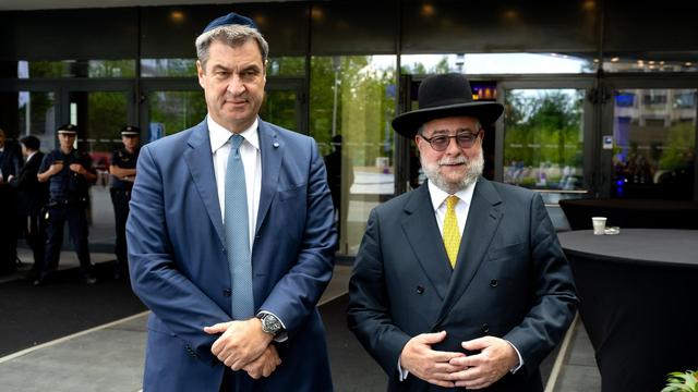 Markus Söder (CSU), Ministerpräsident von Bayern, mit Kippa und der Rabbiner Pinchas Goldschmidt (r) bei der 32. Generalversammlung der Konferenz der Europäischen Rabbiner (CER). Markus Söder (CSU), Ministerpräsident von Bayern, mit Kippa und der Rabbiner Pinchas Goldschmidt (r) bei der 32. Generalversammlung der Konferenz der Europäischen Rabbiner (CER).
