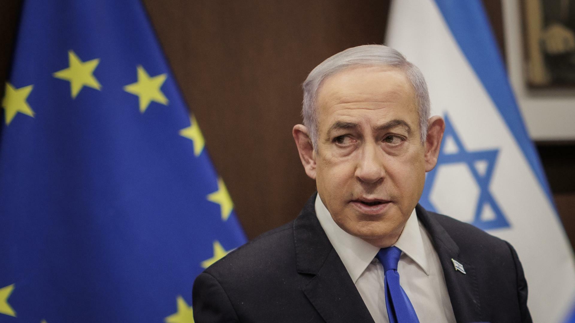 Benjamin Netanjahu, Ministerpäsident des Staates Israel, hinter ihm die Flaggen Israels und der Europäischen Union.