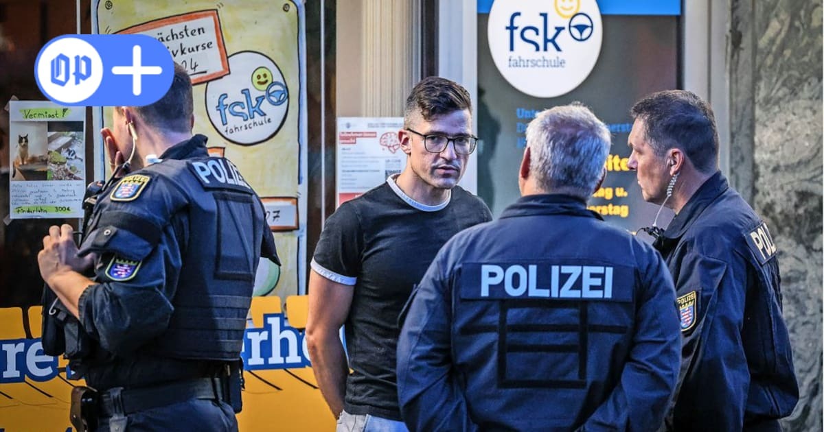 Rechtsextremist Martin Sellner (Mitte) trat am Montagabend (29. Juli) in Gladenbach auf.