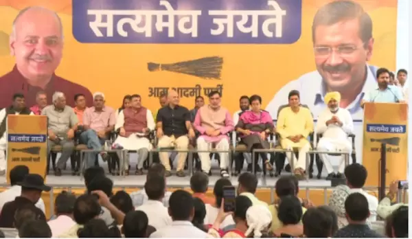 मनीष सिसोदिया जेल से रिहाई के बाद।