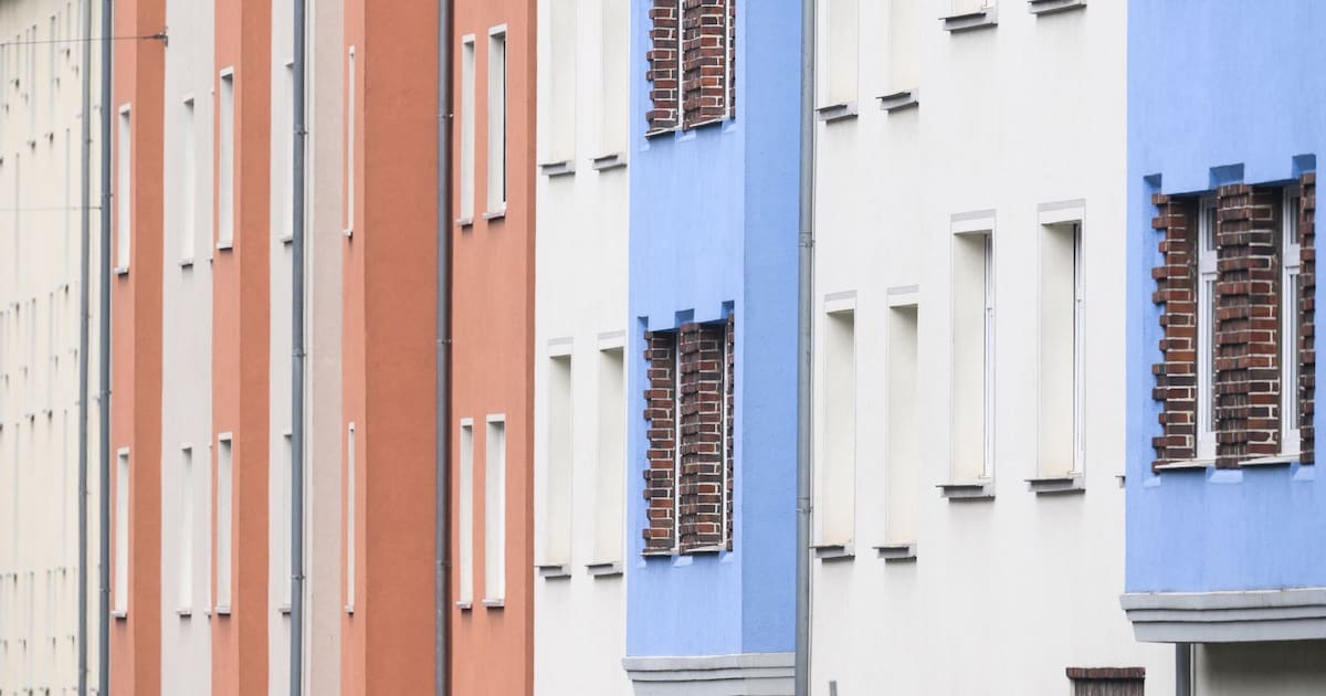 Blick auf Mehrfamilienhäuser in der Innenstadt.