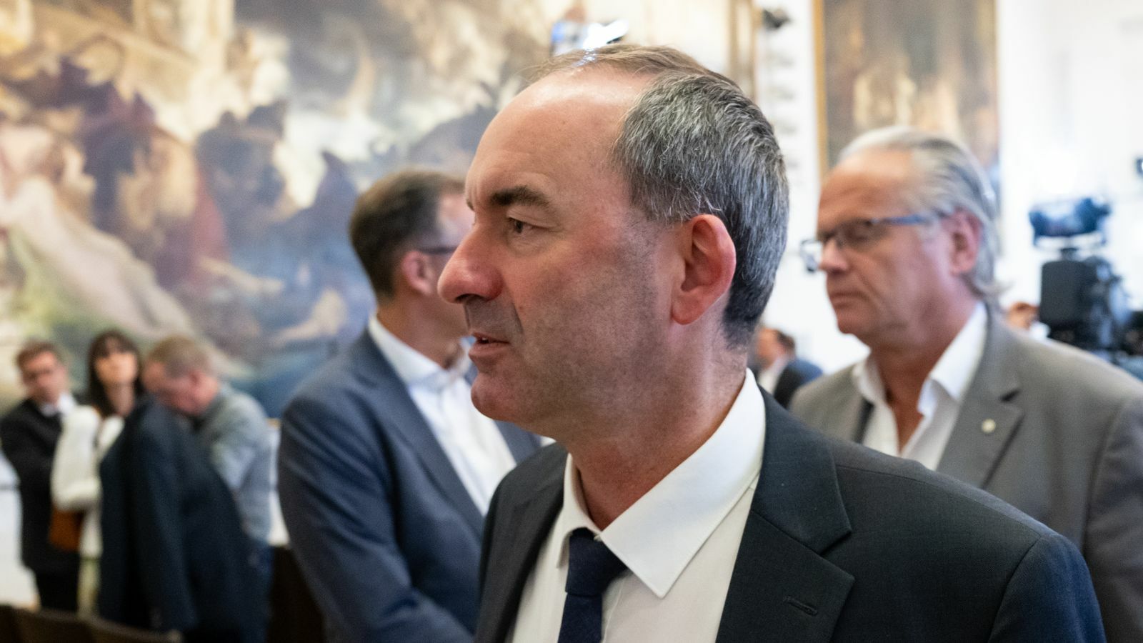 Hubert Aiwanger verlässt nach einer Sondersitzung im Landtag zur Flugblatt-Affäre den Sitzungssaal.