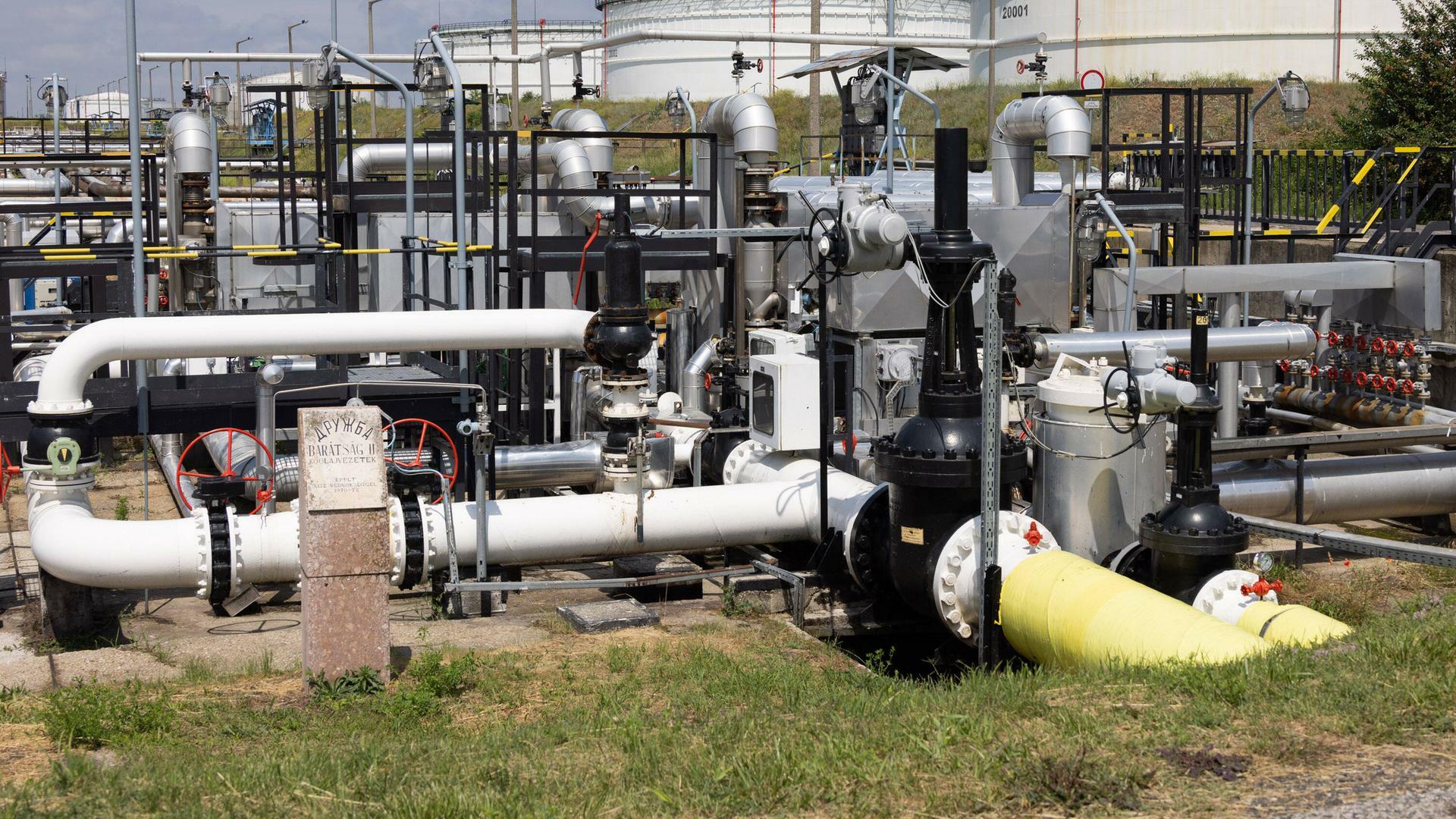 Das Foto zeigt einen Eintrittspunkt der Druschba-Pipeline in Ungarn bei der Donauraffinerie in Szazhalombatta.