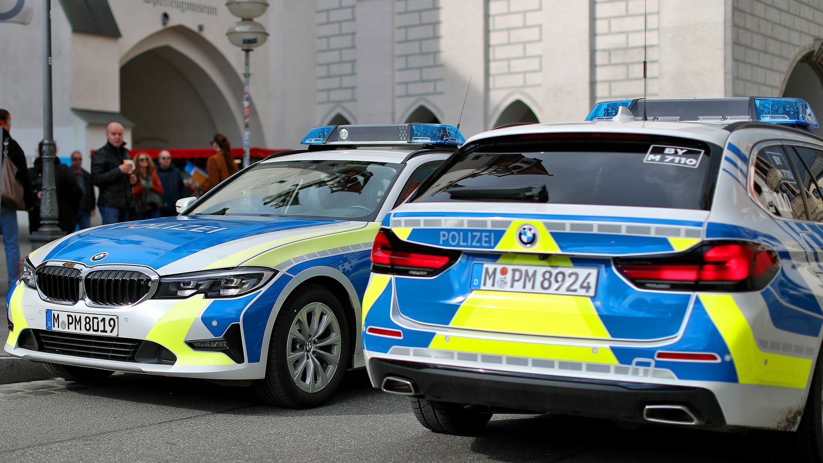 Zwei Polizeiautos in der Münchner Innenstadt