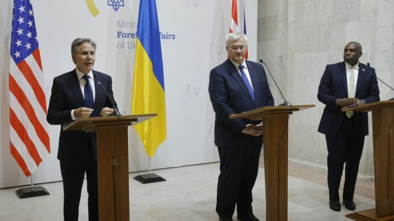https://www.euractiv.com/section/global-europe/news/in-kyiv-us-and-uk-diplomats-offer-aid-but-no-breakthrough-on-strikes-into-russia/