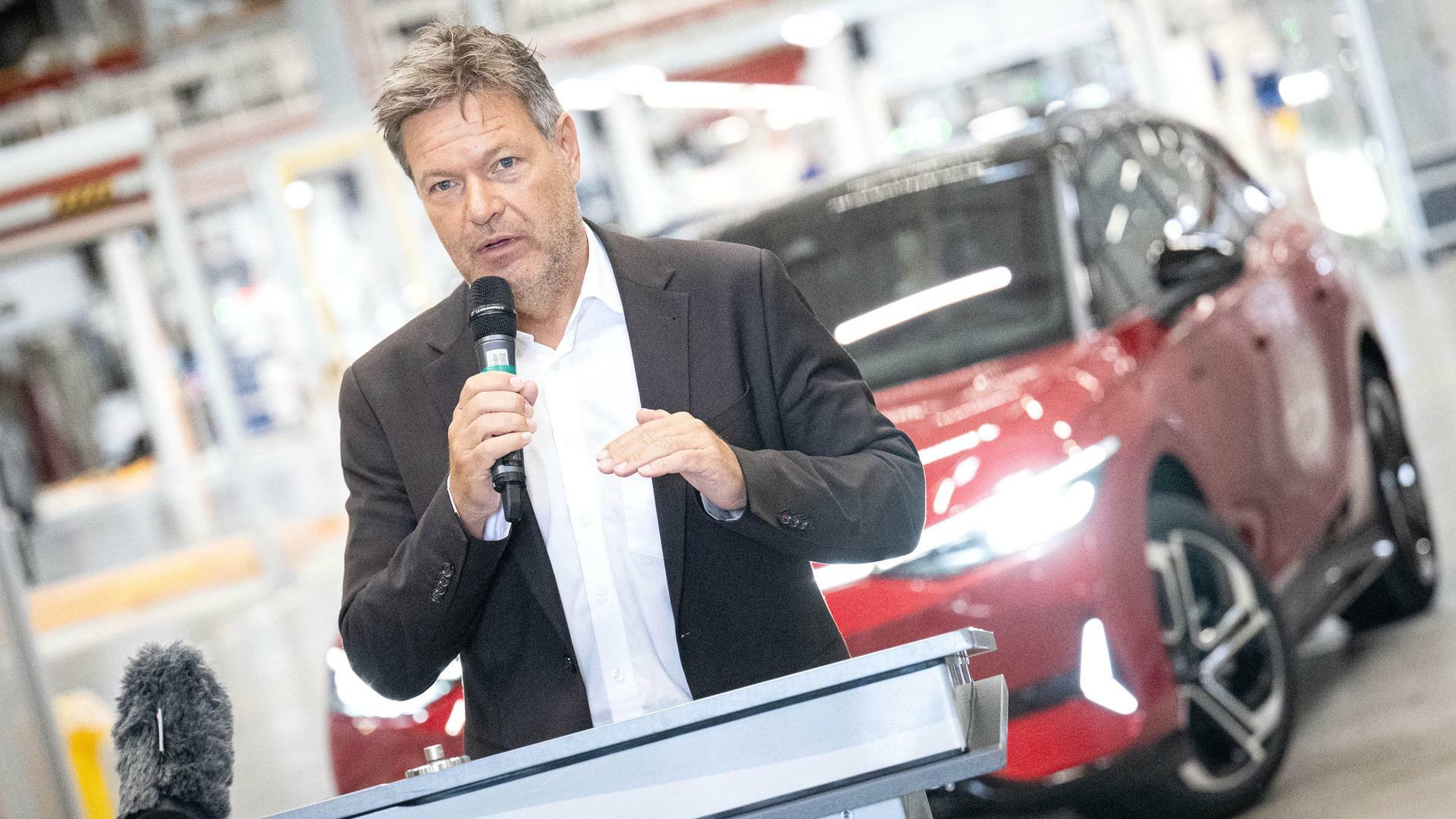 Robert Habeck (Bündnis 90/Die Grünen), Bundesminister für Wirtschaft und Klimaschutz, spricht bei einem Rundgang durch die Elektro-Montage des VW-Werkes Emden.