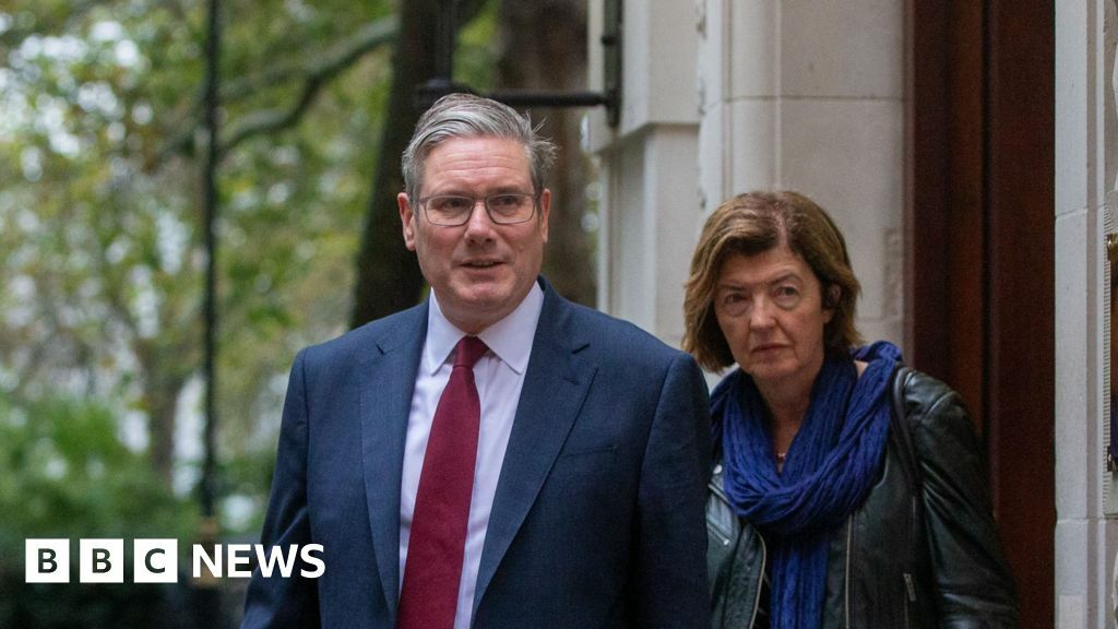 Sue Gray walking behind Keir Starmer