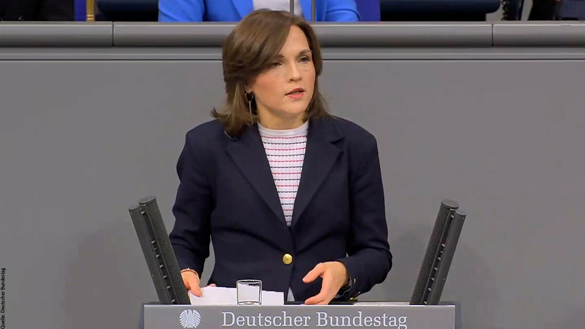 Elisabeth Kaiser am Rednerpult des Deutschen Bundestages