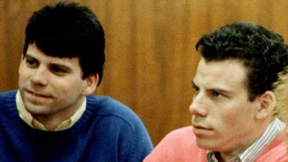 LOS ANGELES, UNITED STATES:  This 1992 file photo shows double murder defendants Erik (R) and Lyle Menendez (L) during a court appearance in Los Angeles, Ca.  The Menendez brothers have been found guilty of first degree murder 20 March in their second trial for the killing of their parents.  AFP PHOTO    Mike NELSON/mn (Photo credit should read MIKE NELSON/AFP via Getty Images)